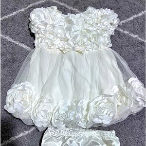 Beautiful dresses size 12-18months. Like New! All 3 for 40$